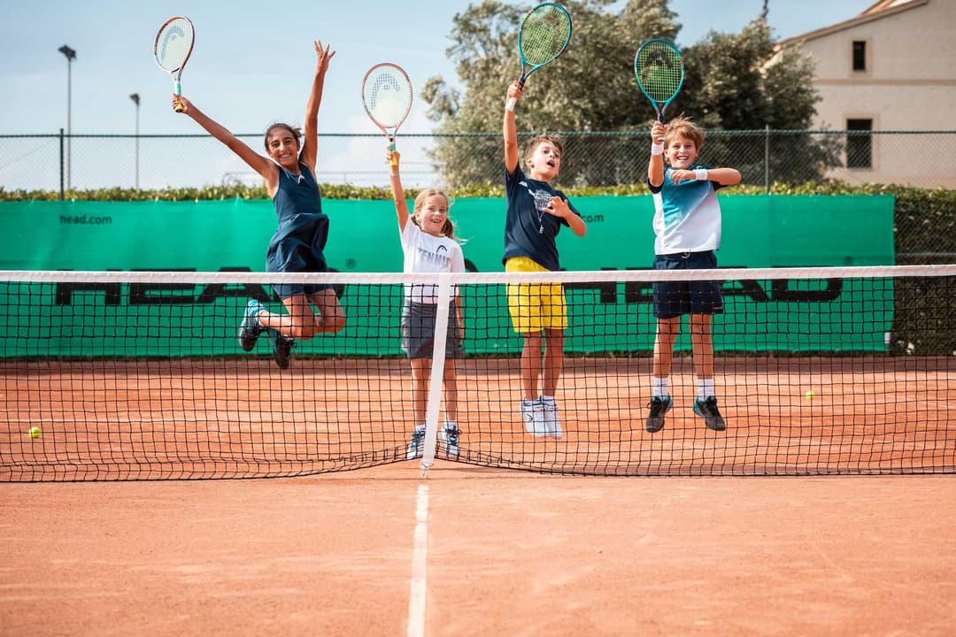 Kinder beim Tennis